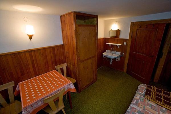 Schronisko Pttk Samotnia Hostel Karpacz Room photo